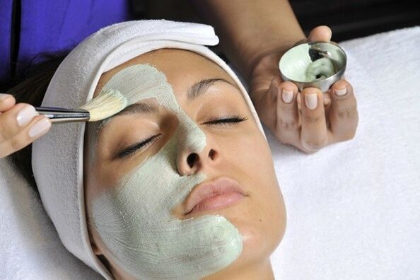 Eine Anti-Aging-Maske lässt sich am bequemsten mit einem Pinsel auf die Haut auftragen. 